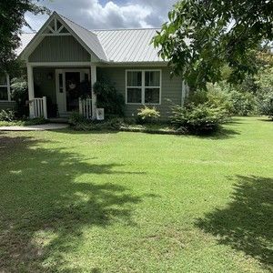 Meet your Posher, Leona